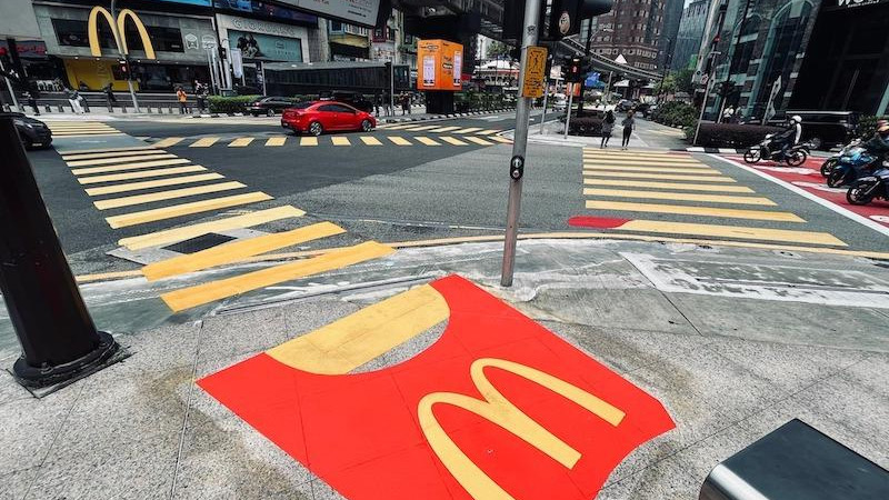 McDonald’s quảng cáo khoai tây chiên trên các vạch kẻ đi đường