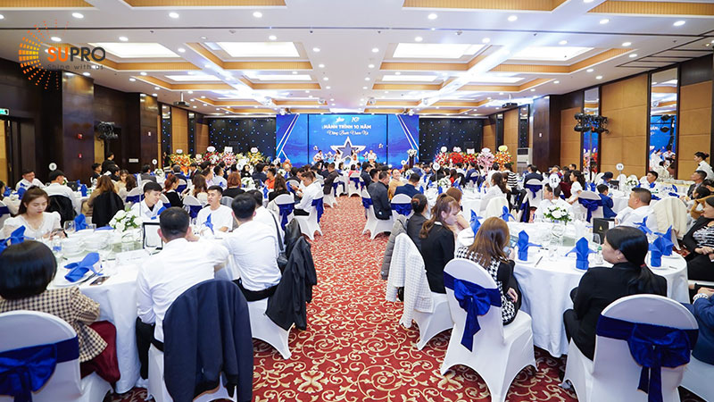 Bạn nên ăn và trò chuyện cùng các thành viên trong buổi hội thảo 