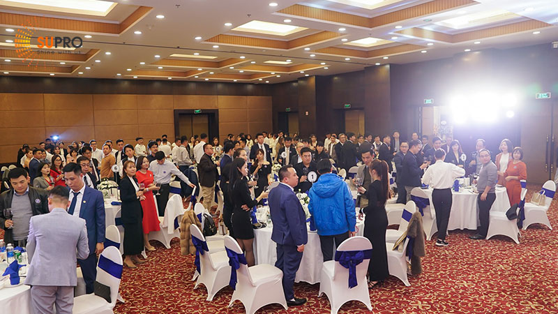 Hãy giao tiếp với mọi người bắt đầu bằng một cái bắt tay