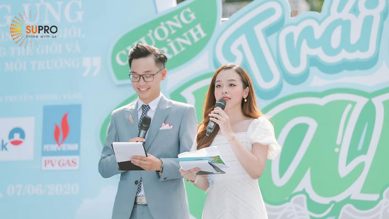 MC chào đón khách mời khi khai mạc chương trình