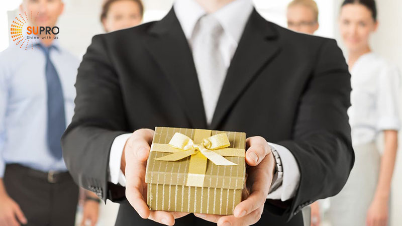Tặng quà sẽ giúp gắn kết mối quan hệ với khách hàng 